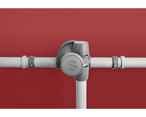 Gros plan d''un robinet d''équerre pour radiateurs.