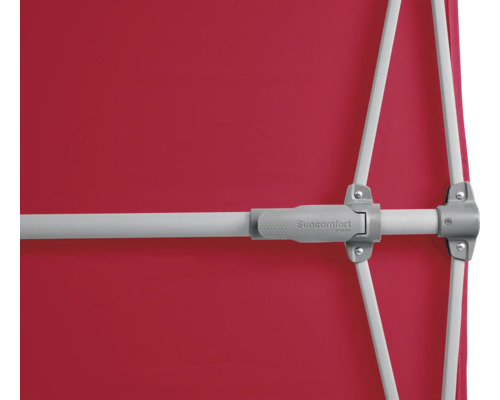 Vue détaillée d''un parasol rouge avec des supports gris et le logo Suncomfort by Glatz