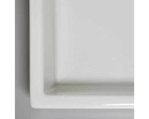 Detailansicht eines rechteckigen, flachen Keramikwaschbeckens