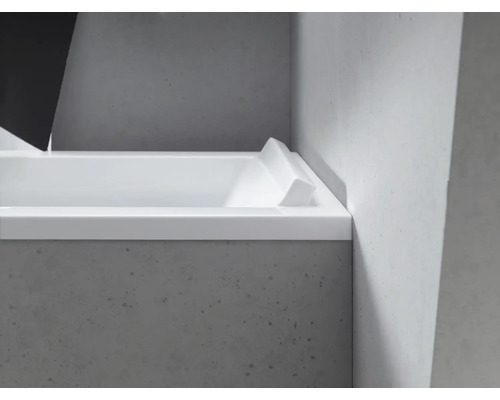 Vue détaillée d''une baignoire encastrée de forme droite