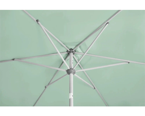 Vue de dessous d''un parasol avec cadre métallique et revêtement