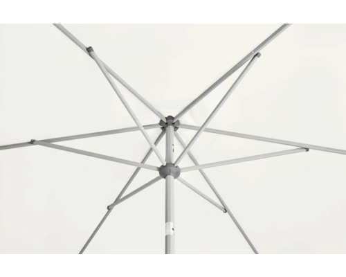 Vue intérieure d''un parasol ouvert avec armature métallique