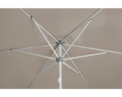 Vue détaillée d''un parasol ouvert avec baleines et mât