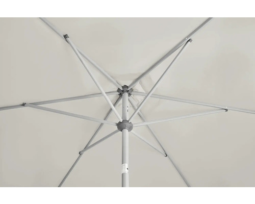 Face inférieure d''un parasol de jardin avec armature