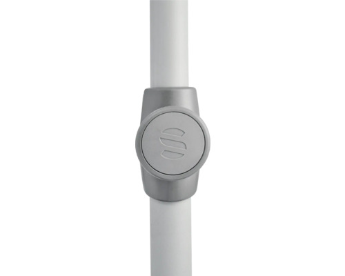 Vue détaillée d''un tube blanc avec un connecteur argenté et un logo d''entreprise