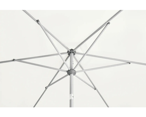 Vue de dessous d''un parasol avec armature métallique