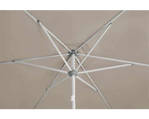 Vue de dessous d''un parasol avec tissu clair et structure métallique