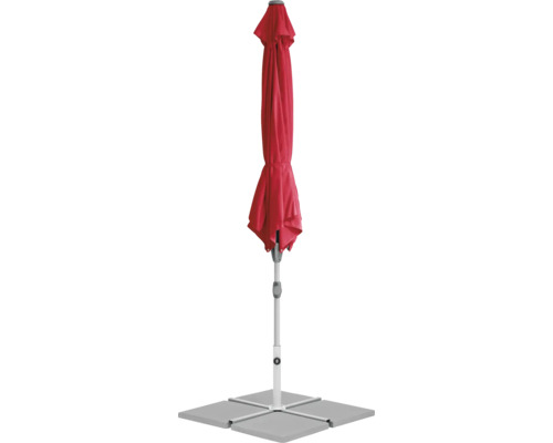 Geschlossener Sonnenschirm mit Schirmständer