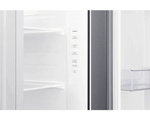 Geöffneter Samsung Kühlschrank mit digitalem Display