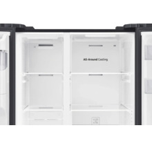 Intérieur d''un réfrigérateur avec étagères et fonction All-Around Cooling