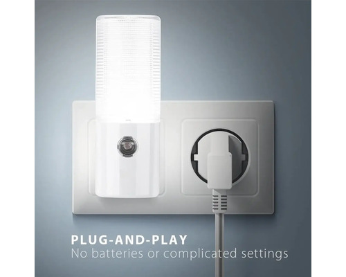 Veilleuse blanche branchée sur une prise électrique