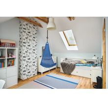 Aménagement d''une chambre d''enfant lumineuse avec fauteuil suspendu, étagère et lit