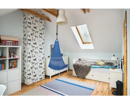 Aménagement d''une chambre d''enfant lumineuse avec fauteuil suspendu, étagère et lit