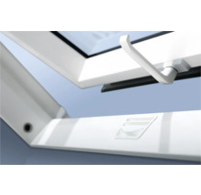 Vue détaillée d''une fenêtre de toit ouverte avec poignée