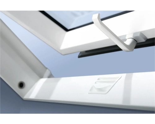 Vue détaillée d''une fenêtre de toit ouverte avec poignée