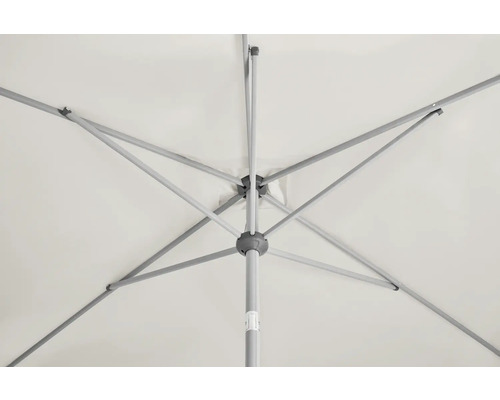 Vue intérieure d''un parasol avec armature métallique