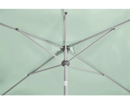 Vue du dessous d''un parasol ouvert avec baleines