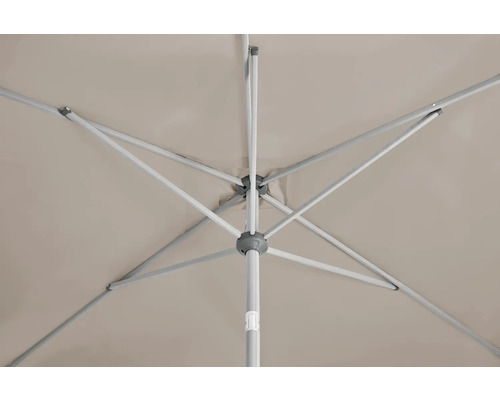 Vue détaillée d''un parasol ouvert avec armature métallique