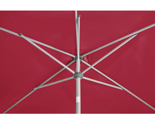 Innenansicht eines roten Sonnenschirms mit grauem Gestell