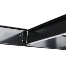 Detailansicht einer schwarzen Metallkonstruktion mit Verbindungselement