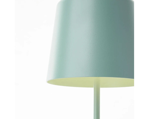 Gros plan d''une lampe de table claire