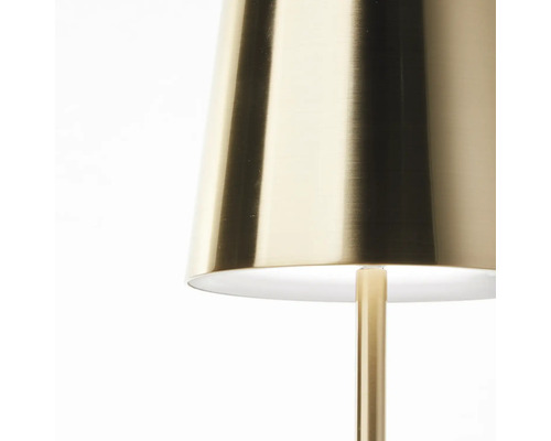 Detailansicht einer goldenen Stehlampe mit konischem Lampenschirm