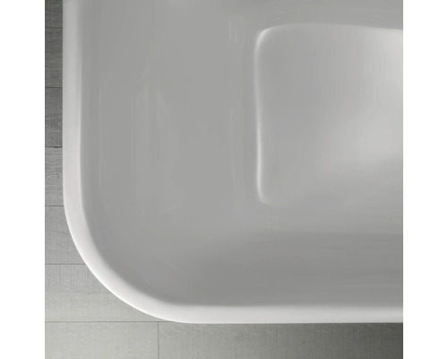 Vue détaillée d''une baignoire aux coins arrondis