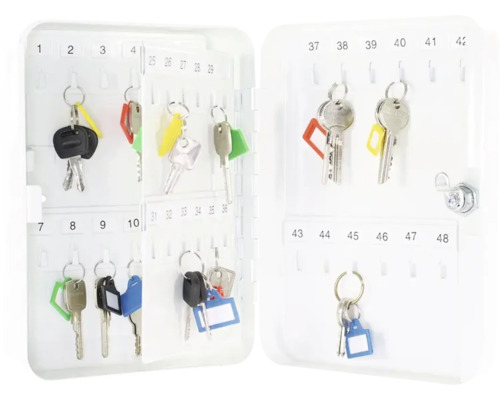 Boîte à clés ouverte avec porte-clés et numérotation de 1 à 48.
