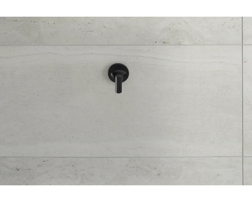 Robinet noir sur mur carrelé