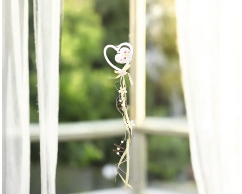 Dekoration mit Herzform vor einem Fenster