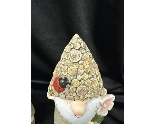 Gartenzwerg mit Hut und Marienkäferdekoration
