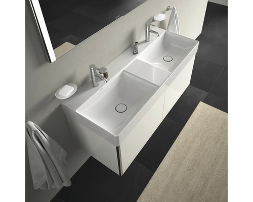 Salle de bains moderne avec double vasque, robinets, miroir et serviettes