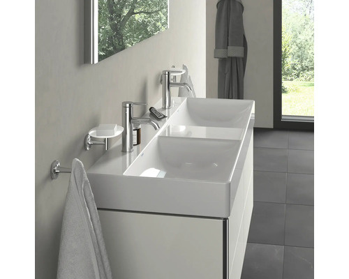 Salle de bain moderne avec double vasque, robinetterie, miroir et porte-serviettes