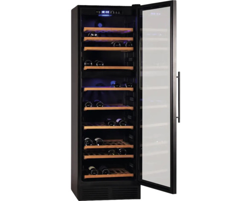 Weinkühlschrank mit Glasfront und Holzregalen, teilweise mit Weinflaschen bestückt