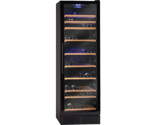 Weinkühlschrank mit Holzregalen und gelagerten Weinflaschen