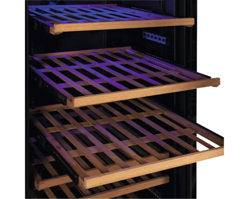 Innenansicht eines Weinkühlschranks mit Regalböden aus Holz