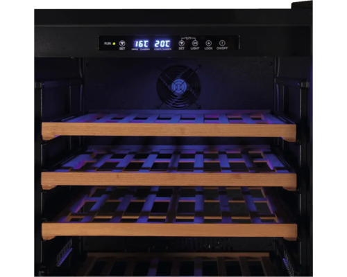 Innenansicht eines Weinkühlschranks mit Holzregalen und digitaler Temperaturanzeige