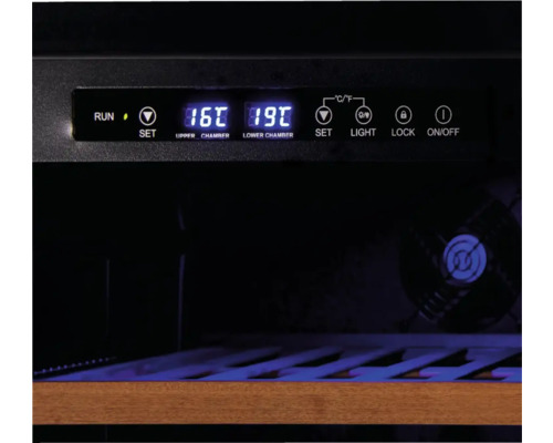 Nahaufnahme des Bedienfelds eines Weinkühlschranks mit Temperaturanzeigen und Steuertasten