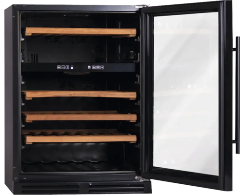 Offener Weinkühlschrank mit Holzregalen und Glastür