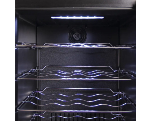 Innenansicht eines Weinkühlschranks mit Metallregalen und interner Beleuchtung