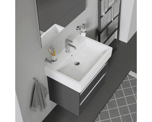 Waschbecken mit Unterschrank, Armatur, Seifenspender und Handtuchhalter im Badezimmer