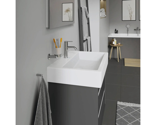 Modernes Badezimmer mit Waschbecken, Unterschrank, Spiegel und Handtuchhalter