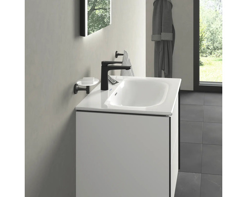 Salle de bain avec lavabo, robinet, miroir et peignoir