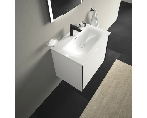 Combinaison de lavabo avec meuble sous-lavabo, robinet, porte-savon et autres accessoires de salle de bain dans une salle de bain