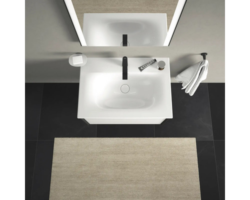 Vue de dessus d''une salle de bains avec lavabo, miroir, serviette et tapis de bain