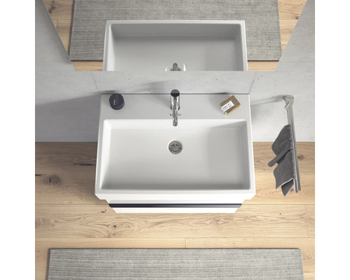 Vue de dessus d''une salle de bains avec lavabo, robinet, savon et porte-serviettes