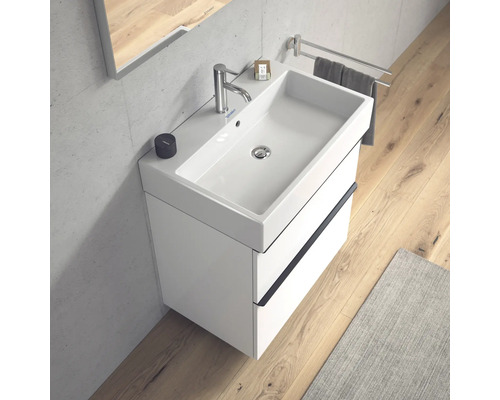 Salle de bains moderne avec meuble sous-lavabo, robinet et porte-serviettes