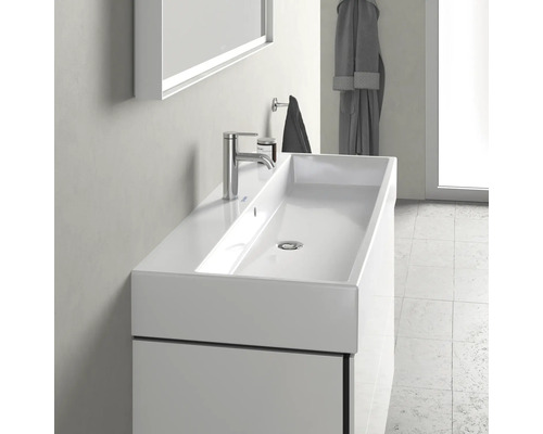 Lavabo avec robinet et meuble sous-lavabo dans la salle de bain.