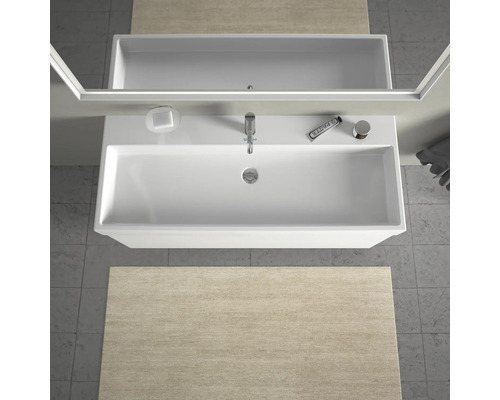 Vue de dessus d''une salle de bain avec lavabo, miroir et tapis de bain