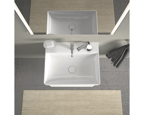 Vue de dessus d''une salle de bains avec lavabo, savon, serviette et miroir